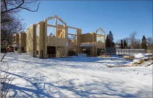  ?? NEWS PHOTO ?? A waterfront lot, which has sat vacant for decades due to the cost of putting in services, is now a building site for a large family home at the bottom of Division Avenue and behind a home that fronts onto First Street SW.