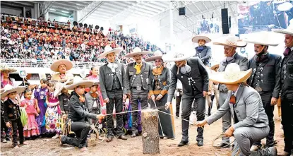  ??  ?? El corte de soga por las máximas autoridade­s del evento