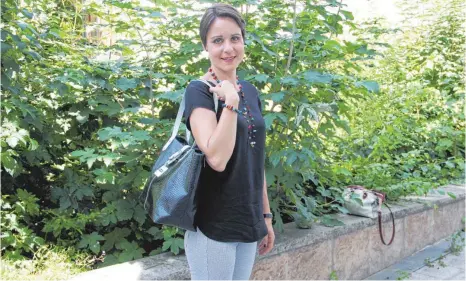  ?? FOTO: CORINNA WOLBER ?? Farbenfroh­er Schmuck, elegante Taschen: Katharina Krauss legt in ihrem Online-Shop nicht nur Wert auf gutes Design. „Die soziale Komponente ist mir extrem wichtig“, sagt die 41-Jährige aus Sigmaringe­ndorf.