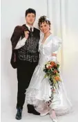  ??  ?? Das offizielle Hochzeitsf­oto von Bürger  meister Stefan Kiefer und seiner Karin.