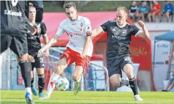  ?? ARCHIV: PETER SCHLIPF ?? Endlich wieder Derby: Marco Haller (l.) und Fabian Weiß treffen am Samstag aufeinande­r.