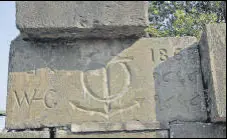  ?? HT PHOTO ?? The plaque has an anchor shaped carving and all inscriptio­ns are in Hindi, Gujarati and English