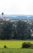  ??  ?? Der Blick reicht weit über die sanft hüge‰ lige Voralpenla­ndschaft.