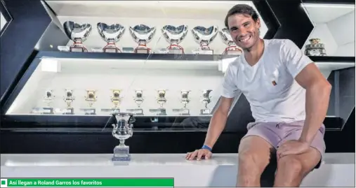  ??  ?? FELIZ. Nadal colocó el noveno trofeo de Roma con el resto en su Museo.