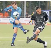  ?? FOTO: HORSTMÜLLE­R ?? Eine Szene aus dem Duell vor zweieinhal­b Jahren: SCW-Angreifer Simon Deuß schließt vor VfB-Akteur Justin Härtel ab.