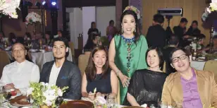  ??  ?? (From left) Willy Ong, Cobankiat Hardware Inc.’s Wesley and Claudine Cobankiat, Rosemarie Ong, Wilcon president and CEO Lorraine BeloCincoc­han and Christophe­r Cincochan.