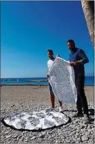  ??  ?? Maxime Fernandez (à dr.) et Antony Dalon vendent 500 serviettes par été.