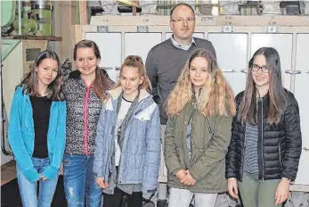  ?? FOTO: REALSCHULE BAD WURZACH ?? Die Schülerinn­en mit Hermann Gütler in der Mühle.