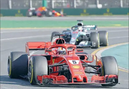  ??  ?? A bordo de su Ferrari, Sebastian Vettel conquistó el GP de Melbourne y dejó en segundo puesto a Lewis Hamilton en su Mercedes ■ Foto Afp