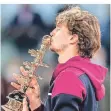  ?? FOTO: DPA ?? Alexander Zverev küsst die Trophäe nach seinem Sieg.