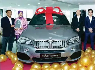  ??  ?? MAZLINDA (dua dari kiri)
menerima hadiah BMW X5.