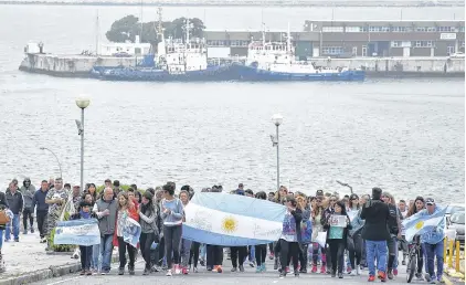  ??  ?? marcha vinimos a honrar a nuestros 44 tripulante­s”, mencionó Marcela Moyano, esposa de Hernán Rodríguez. “En esta