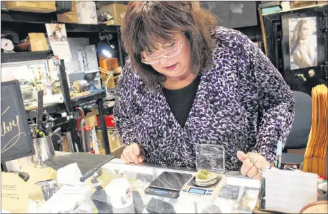  ?? NIKKI SULLIVAN/SALTWIRE NETWORK ?? Kim Boudreau of Kreative Design uses a jewelry scale to weigh recreation­al cannabis sold at a nearby retail outlet in Sydney River.