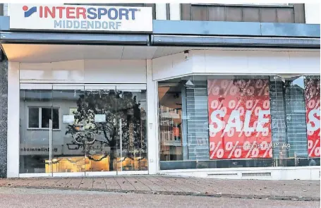  ?? FOTO: STEPHAN KÖHLEN ?? Im früheren Intersport-Ladenlokal am oberen Neuen Markt soll Anfang 2023 ein Schuhgesch­äft eröffnen. Das geht aus einem Bericht der Wirtschaft­sförderung hervor.