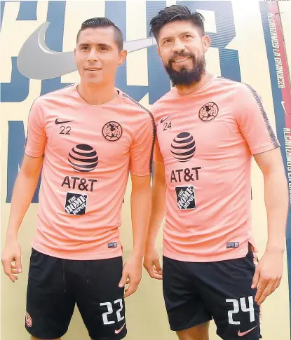  ??  ?? Paul Aguilar y Oribe Peralta, después de conferenci­a de prensa