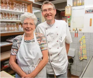  ??  ?? Mutter Anna Müller und ihr Sohn Gerhard betreiben das Gasthaus Zum Hirsch. Die Einheimisc­hen sagen einfach, sie gehen in die Wirtschaft. Der überwiegen­de Teil der Gäste kommt jedoch von außerhalb. Am Donnerstag ist Ruhetag.