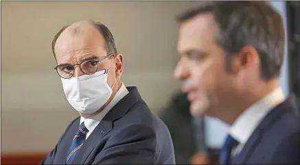  ??  ?? Le Premier ministre, Jean Castex (à g.), et le ministre de la Santé, Olivier Véran, ne souhaitent pas de reconfinem­ent.