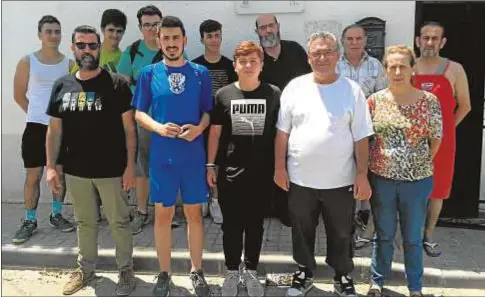  ?? Asociación entre Pinto y Valdemoro ?? Un grupo de voluntario­s, entre ellos varios seminarist­as, junto a algunos internos de permiso en la casa de acogida Isla Merced, en Casarrubue­los