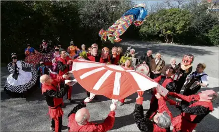  ?? (Photo Cyril Dodergny ) ?? Revêtus des costumes typiques du Cairèu niçart, les membres de la Ciamada nissarda font revivre le groupe et son légendaire paillassou.