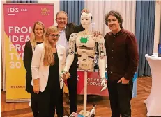  ?? RP-FOTO: THORSTEN BREITKOPF ?? IHK-Hauptgesch­äftsführer Gregor Berghausen (Dritter von links) mit Start-upUnterneh­mern und Bob, dem Roboter.