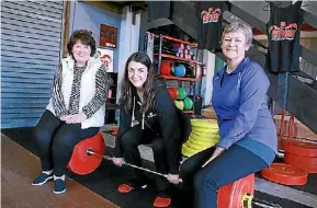  ??  ?? Sisters Phyllis Nicol (left) and Iris Greenland (right), with Iris’ daughter Jessica Greenland, who runs Hobsonvill­e Point’s new Red Dragon CrossFit.