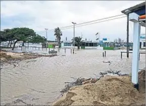  ?? VICENS TOMÀS ?? El mar anegó los accesos a la zona de campings de Malgrat