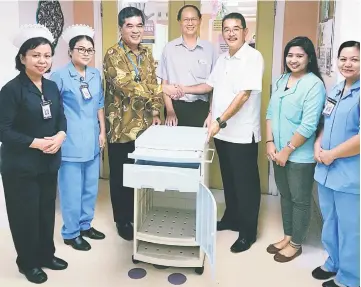  ??  ?? SGH director Dr Chin Zin Hing (third left) receives the cabinet from SOS Kids president Richard Lee, witnessed by consultant paediatric­ian and SOS Kids medical advisor Dr Ooi Mong How (centre) and others.