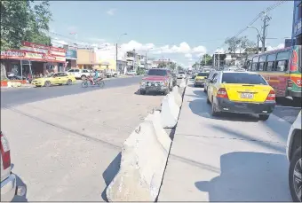  ??  ?? Automovili­stas siguen estacionan­do en medio de la Ruta Mcal. Estigarrib­ia.