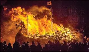  ??  ?? Le Up Helly Aa est une tradition vieille de 140 ans dans les Shetland.