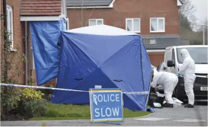  ?? Picture: Phil Creighton ?? Forensic officers from Thames Valley Police were called to Parker Close on Boxing Day after the body of Angela Mittal was discovered there