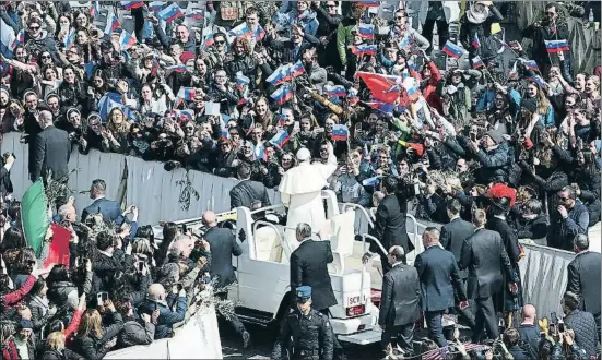  ?? FRANCO ORIGLIA / GETTY ?? La Semana Santa atrae a miles de visitantes a Roma; el pasado Domingo de Ramos más de 50.000 personas se reunieron en la plaza San Pedro