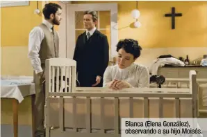  ??  ?? Blanca (Elena González), observando a su hijo Moisés.