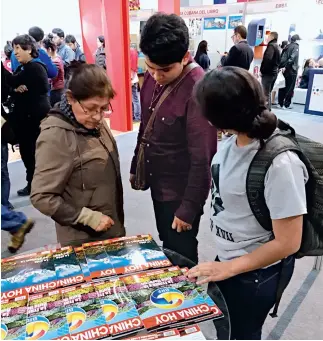  ?? Fotos cortesía del autor ?? Lectores peruanos atraídos por la revista China Hoy.