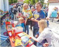  ??  ?? Auch auf dem Kinderfloh­markt war jede Menge los.