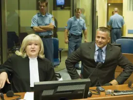  ?? LESIC
FOTO: TT-AP/ZORAN ?? Naser Orić med sin advokat i domstolen i Haag 2008.
