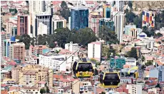  ??  ?? El teleférico amarillo realiza su ruta en La Paz. MarkaRegis­trada