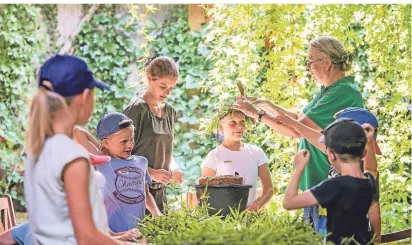  ?? FOTO: HEROLD ?? Kräuterpäd­agogin Jutta Becker-ufermann hat mit den Kindern im Grünen Tarnschmuc­k gebastelt.