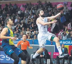  ?? FOTO: EFE ?? Llull salta hacia canasta ante Stevic. El Real Madrid no dio ninguna opción al Andorra