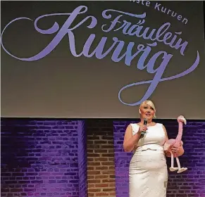  ?? FOTO: VEST ?? Katrin Röder aus Driesch hat bei einer großen Gala im Kunstwerk Mönchengla­dbach den Wettbewerb „Fräulein Kurvig“, eine MissWahl für starke Frauen, gewonnen. Sie stellte sich mit einer Geschichte über einen ganz besonderen Flamingo vor - und gewann die...