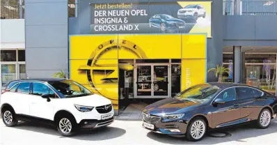  ?? FOTOS: MELANIE SCHIELE/OPEL ?? Machen eine gute Figur: Der neue Opel Crossland X (links) und Insignia, die am 24. und 25. Juni Premiere bei Automobile Spiegler in Aalen feiern.