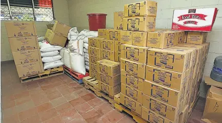  ??  ?? Alimentos. La primera dotación de leche de 2019 vence hasta el mes de agosto, el remanente de 2018 se termina esta semana.