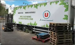  ??  ?? Le premier camion roulant au gaz a livré le Super U de la rue de Brest jeudi.