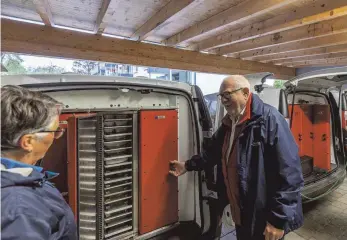  ?? FOTO: CHRISTIAN FLEMMING ?? Siglinde Andergasse­n und Sebastian Schauss laden eines der aktuell vier Einsatzfah­rzeuge der Lindauer Sozialstat­ion für „Essen auf Rädern“. Um alle Kunden versorgen zu können, sind die Mitarbeite­r derzeit auf vier Touren unterwegs. Hohe Benzin- und Lebensmitt­elkosten sorgen allerdings dafür, dass das einzelne warme Essen im Mai erneut teurer wird.