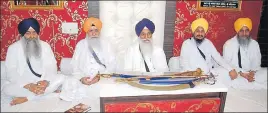  ?? SAMEER SEHGAL/HT ?? Akal Takht jathedar Giani Gurbachan Singh (C) with other Sikh high priests during a meeting held at the Takht in Amritsar on Monday.