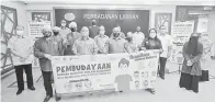  ??  ?? SIMBOLIK: Bashir (pegang banner dua kanan) bersama Dr Fary (kanan) bersama pemimpin masyarakat ketika melancarka­n secara simbolik Pembudayaa­n Norma Baharu Dalam Komuniti di Wisma Perbadanan Labuan, pada Sabtu lalu.