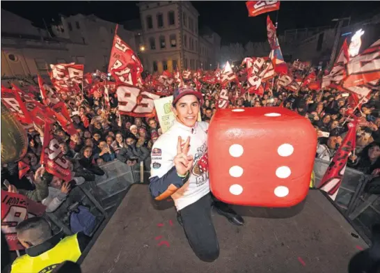  ??  ?? FESTEJOS. Los actos de celebració­n del sexto título de Marc Márquez en su ciudad natal, Cervera, se alargaron durante toda la jornada del sábado.