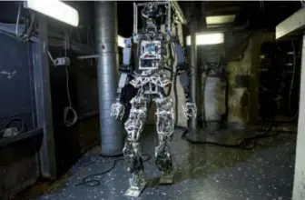  ??  ?? Prototype de robot. Pour l’instant, l’autonomisa­tion de ces systèmes n’est pas encore à l’ordre du jour. (© US Navy)