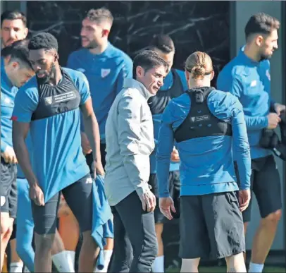  ??  ?? Marcelino da instruccio­nes en el entrenamie­nto junto a Williams y Muniain.