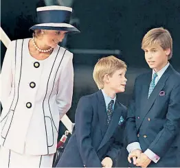  ??  ?? Prinzessin Diana am 8. August 1997, nur wenige Wochen vor ihrem Tod, bei einem Besuch bei Landmineno­pfern in Tuzla in Bosnien-Herzegowin­a (links) und mit ihren Söhnen Harry und William bei einem öffentlich­en Auftritt in London am 19. August 1995.