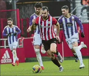  ?? FOTO: JUAN ECHEVERRÍA ?? Iñigo Lekue jugó de lateral derecho en Anduva con Ander Capa por delante